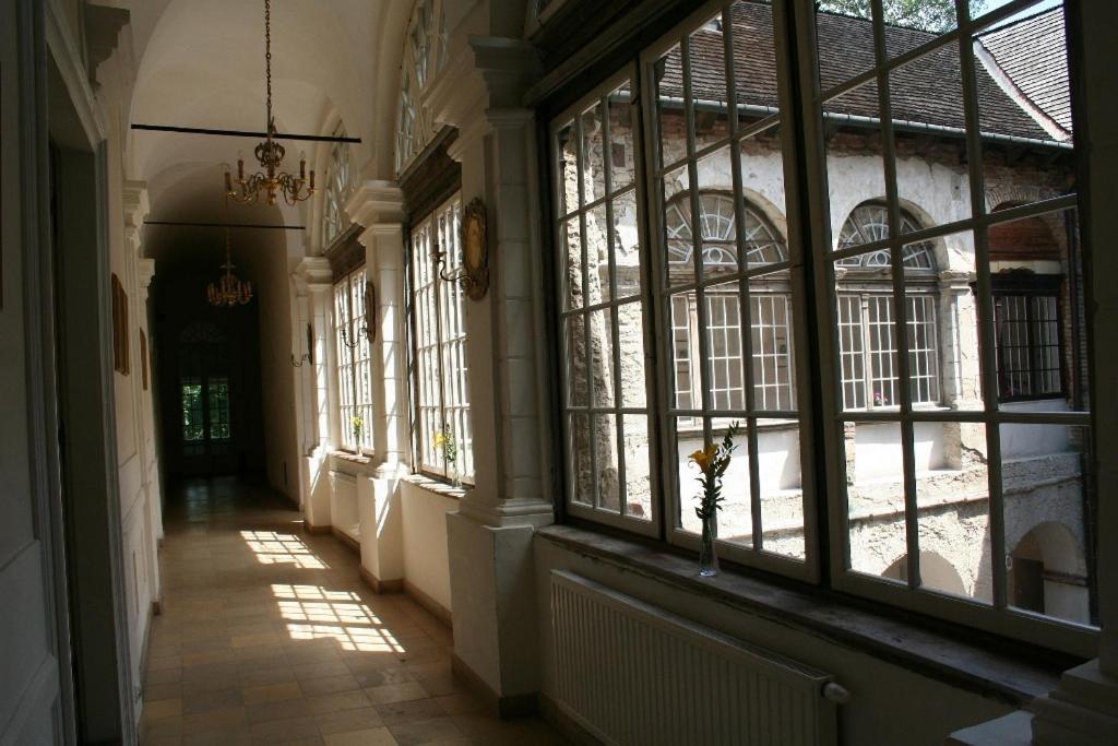 Palac Kurozweki Aparthotel Buitenkant foto